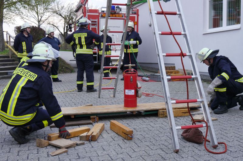 Freiwillige Feuerwehr Hersbruck - Übung mit Hebekissen
